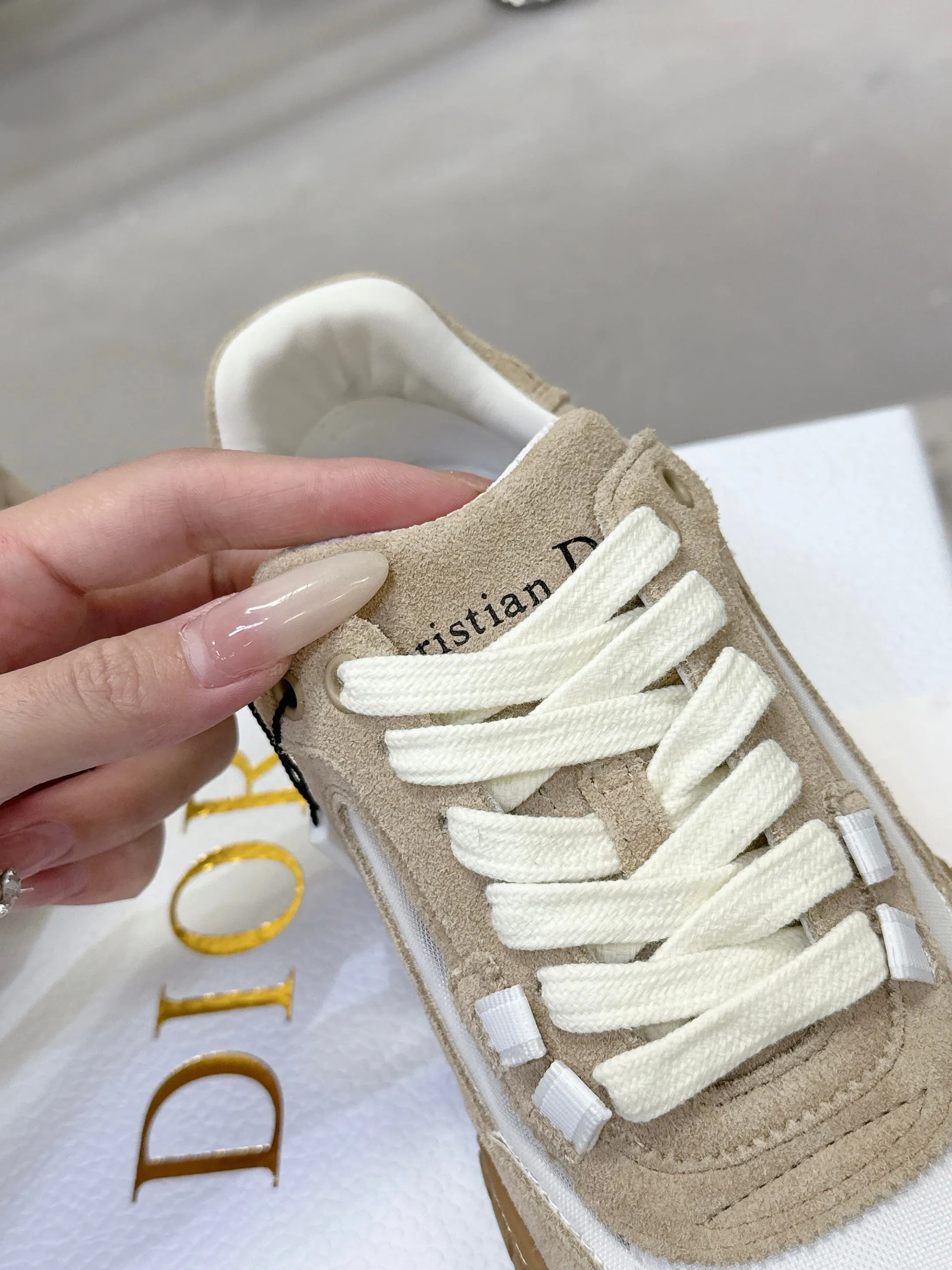Factory price 640💰 Top version! ! ! Dior Tech sneakers Dior Tech is newly launched, with exquisite color matching and autumn and winter atmosphere. This Dior Tech sneaker is a new product in the 2026 early spring ready-to-wear series. It is equipped with fashionable details and highlights the retro aesthetics. Made of calfskin and suede calfskin upper with transparent mesh side panels and ChristianDior Paris signature on the heel and tongue. A textured, tonal Dior signature sole adds couture style. Upper material: Textile, cowhide split leather, cowhide leather with Christian Dior Paris logo on the heel and tongue Textured Dior logo rubber sole embellished with Christian Dior's lucky star symbol! Size 35-46 (40 for women, 41 for men, 38.45.46, custom made and non-refundable)
